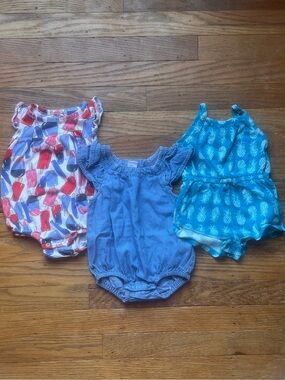 Old Navy Baby girls bundle of 3 Rompers for summer. Size 0-3 months